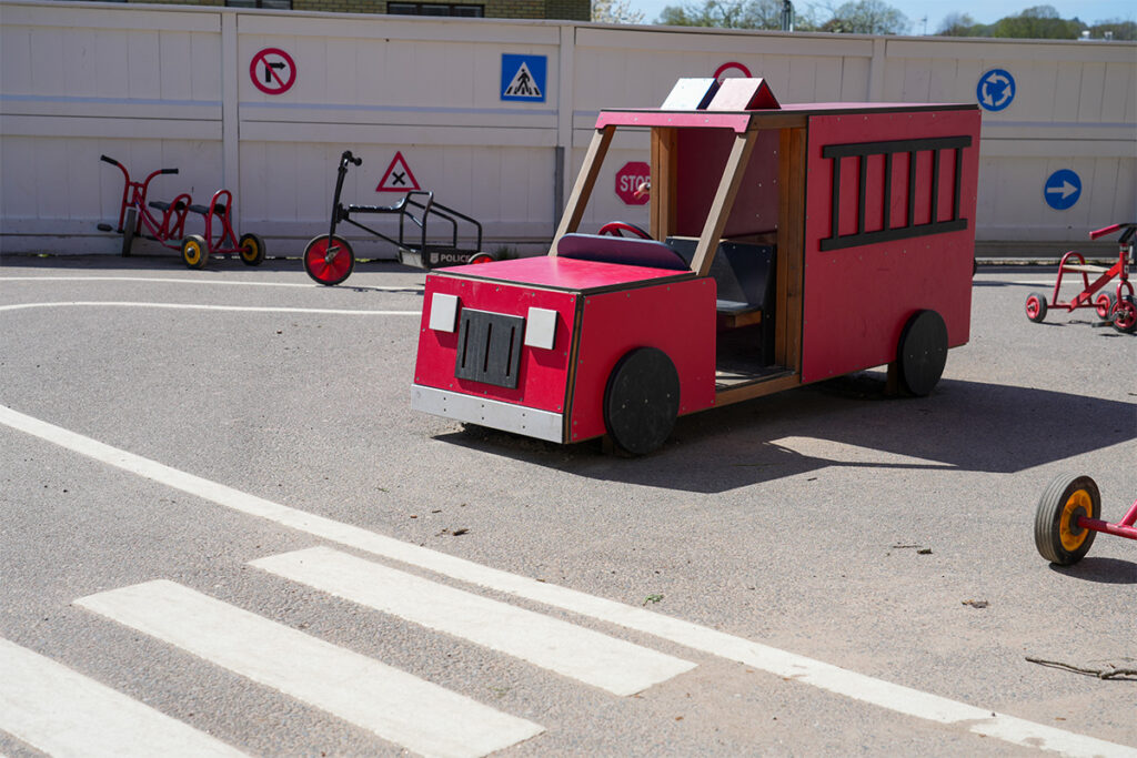 Fordonsinspirerad cykelgård på förskola