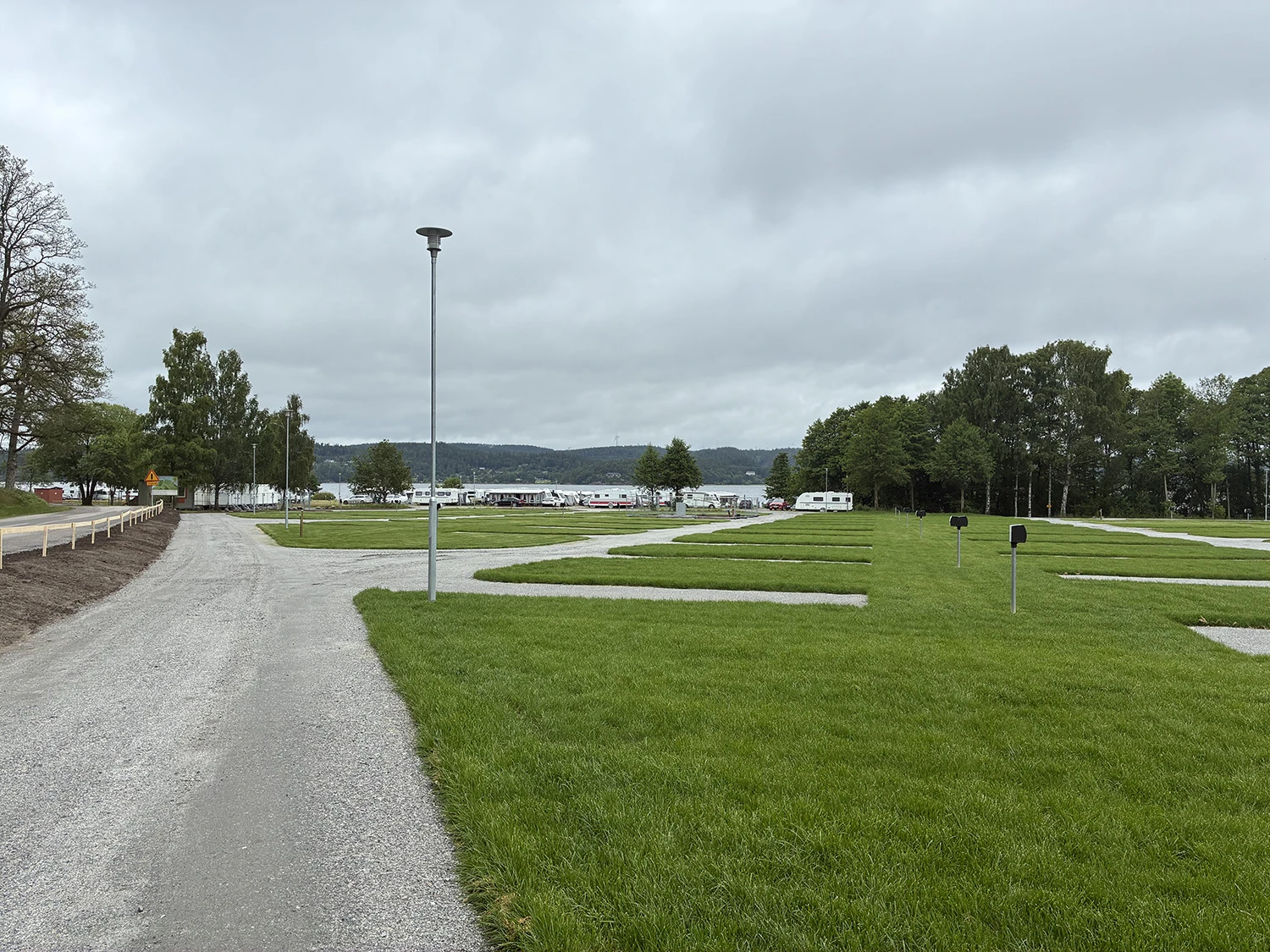 De nya campingtomterna och en grusväg.