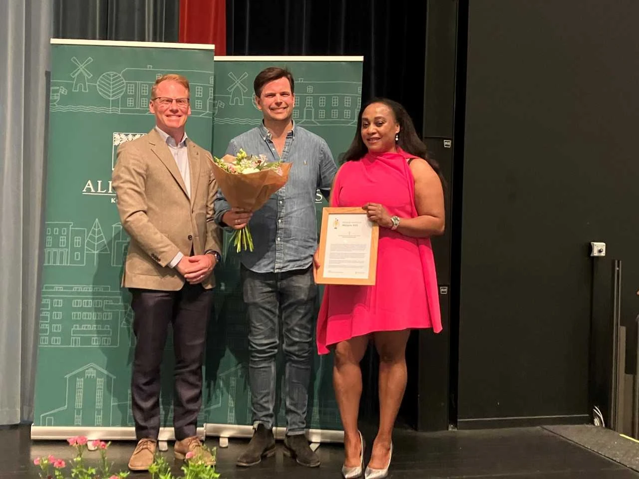 Sebastian Aronsson (S) och Lady France Mulumba (KD) lämnade äver priset till Johan Westman Dickson.