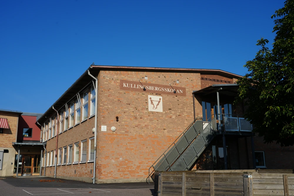 Skolregelbyggnad med namnet Kullingsbergskolan.