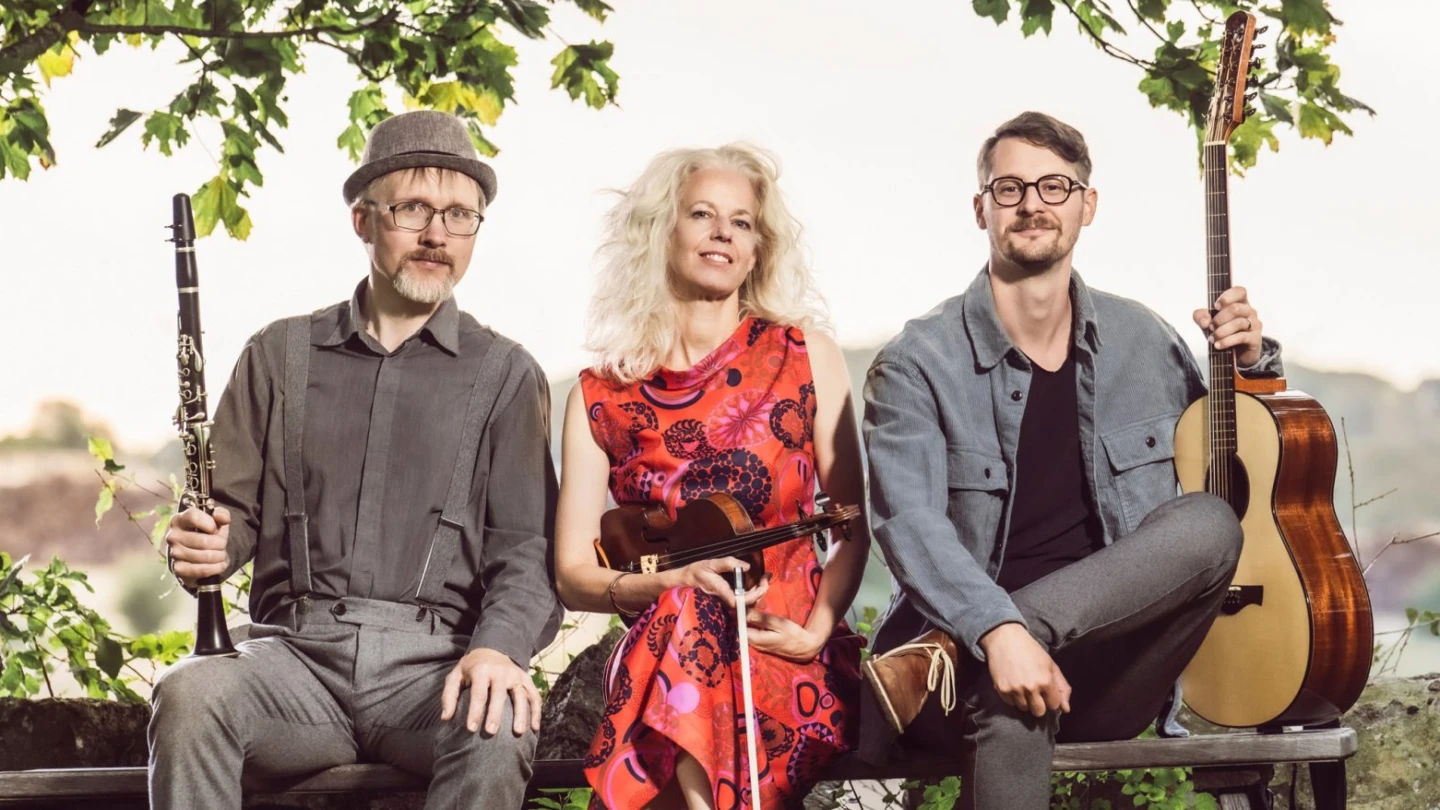 Ett foto på AnetteWallinTrio som poserar med instrument