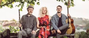 Ett foto på AnetteWallinTrio som poserar med instrument
