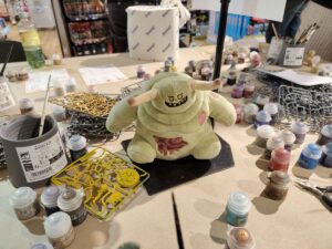 Miniatyrfigurer av olika slag står på ett bord