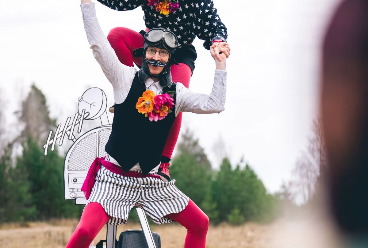 Cirkus Trattofon gör akrobatiska tricks