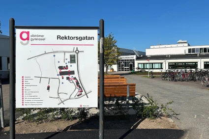 Skylt med Alströmergymnasiets byggnader