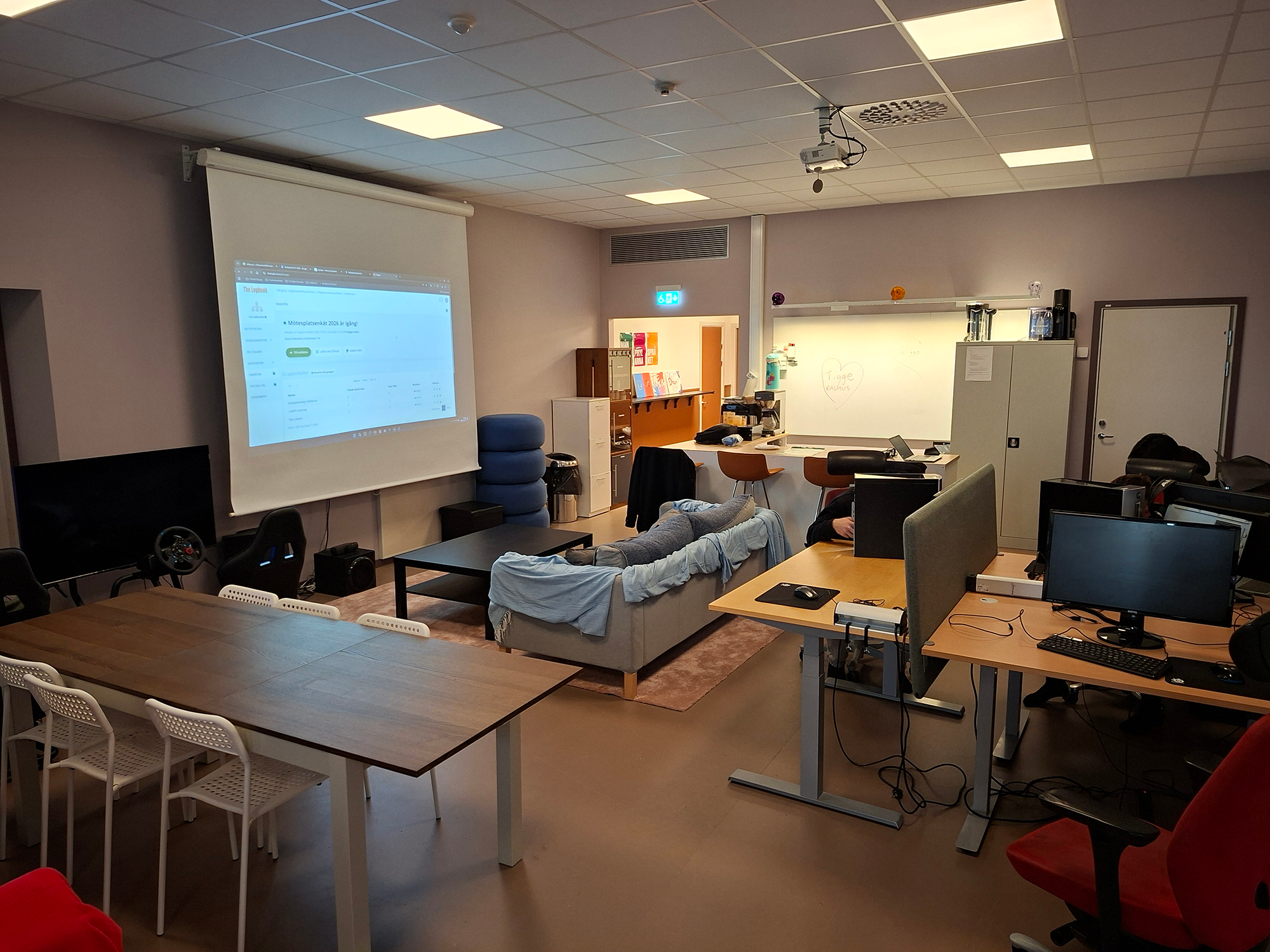 Bord, soffor, datorer i en lokal.