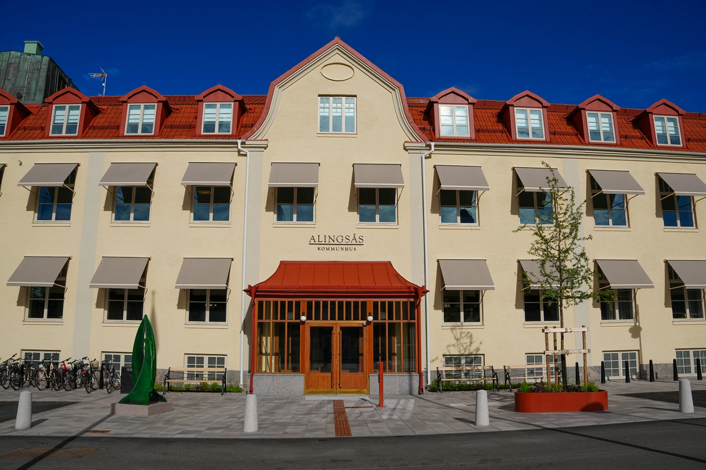 Pampig byggnad för Alingsås kommunhus.