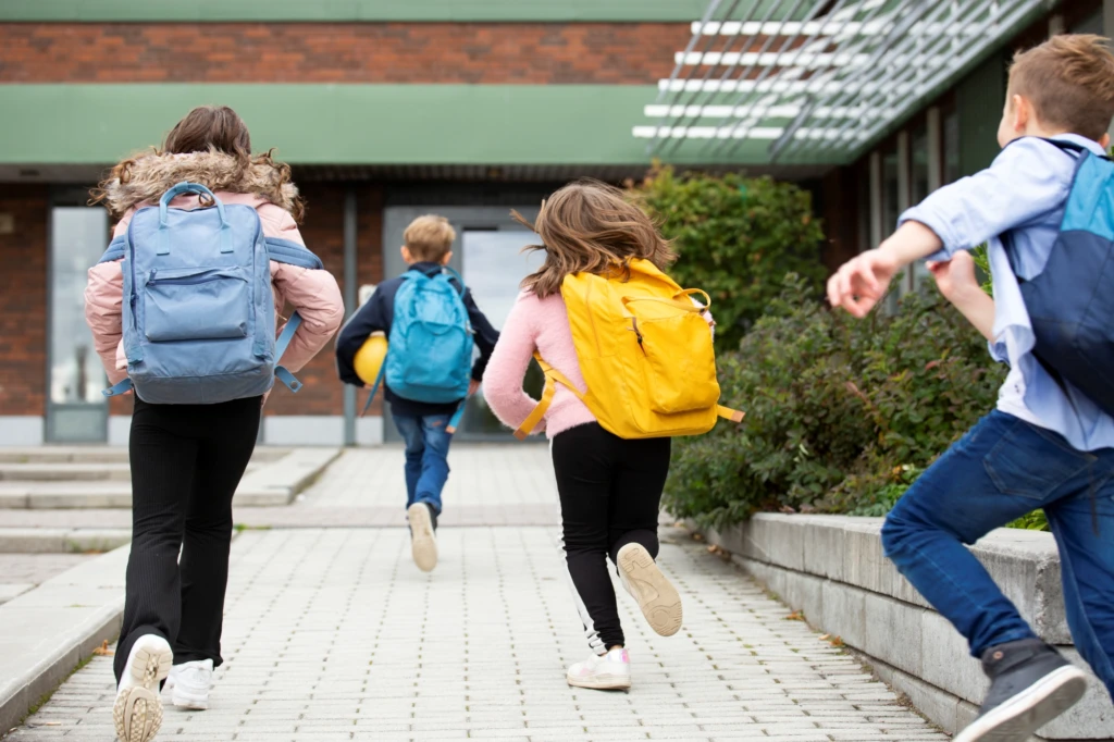 Elever springer in till skola.