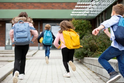 Elever springer in till skola.