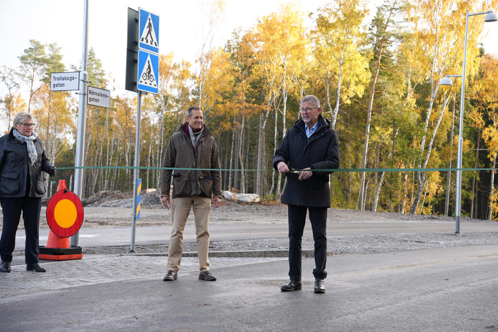 Jan-Erik Wallin (M) klipper bandet.