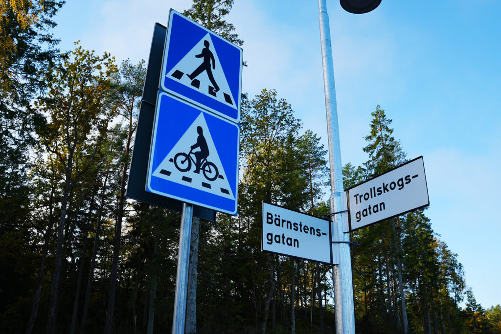 De nya gatuskyltarna för Bärnstensgatan och Trollskogsgatan.