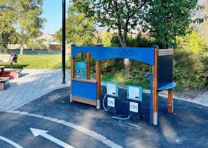 Lekställning som ser ut som en laddstation för bilar.